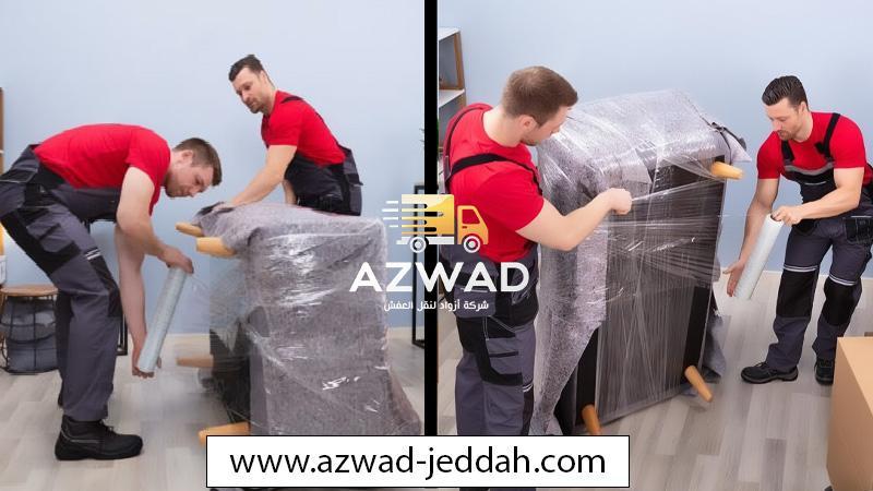 تغليف العفش بالبلاستيك استعدادا للنقل في جدة